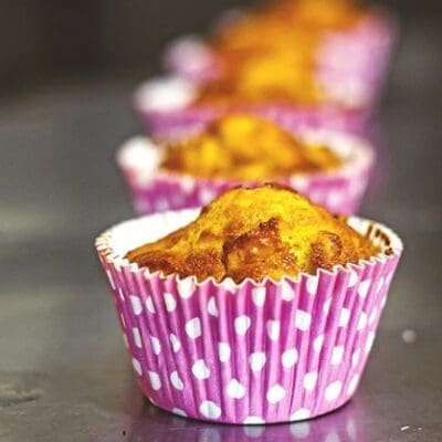 Muffins with peaches, vanilla, Muscat and white chocolate: the recipe for making the best muffins of your life