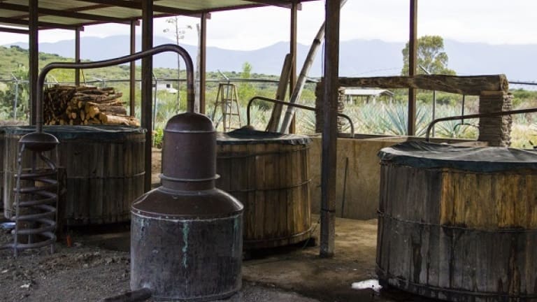 Distilleria di mescal artigianale di Oaxaca, distillazione del mescal alambicco