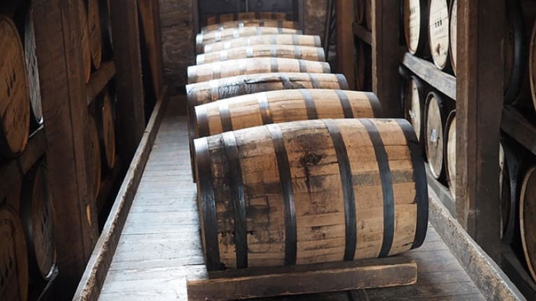 Botti di quercia americana carbonizzate per produrre Bourbon whiskey