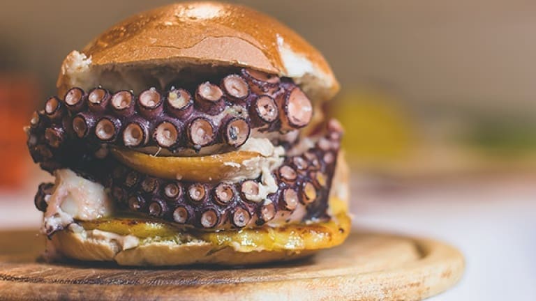 Octopus burger recipe: how to make a delicious Christmas burger with octopus, potatoes, fried apples and hummus