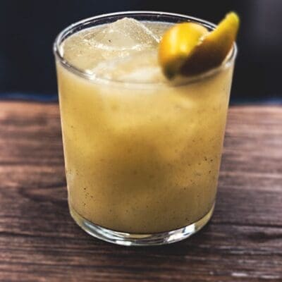 Cocktail estivo leggero con lavanda, mango e pepe, aperitivo alcolico ricetta