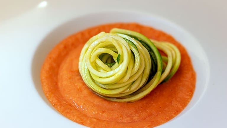 Spaghetti di zucchine marinate nel gin tonic con gazpacho al cetriolo: la ricetta dell’estate
