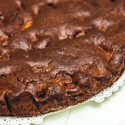 Vegan dark chocolate and peach cake recipe, the perfect dessert