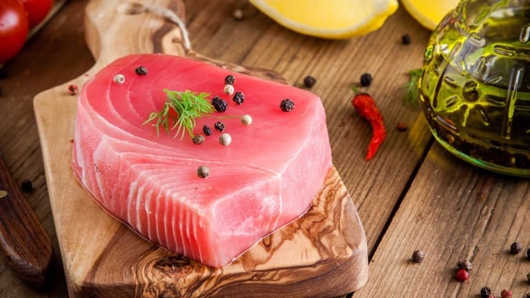 Raw tuna fillet, recipes with tuna, tuna fillet with sesame and sauce