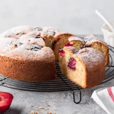 Soft ricotta and plum cake, quick and easy recipe for the best breakfast cake