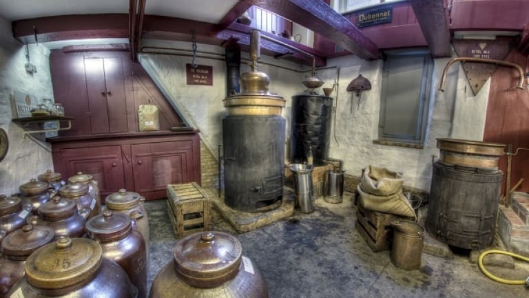 Gin distillery, how is gin made, gin distillation with pot still, gin guide