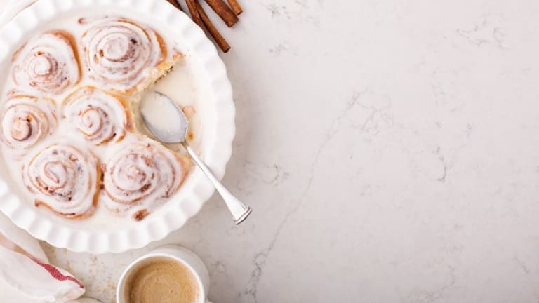 Cinnamon roll with vanilla glaze, quick and easy recipe, how to bake like a pro