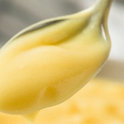 Custard cream quick and easy recipe to make cream with egg yolks, milk, sugar, flour, vanilla and lemon