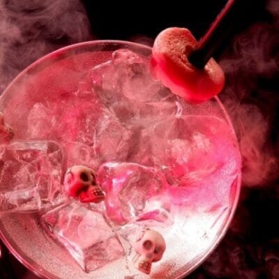 Cocktail dello Zio Fester, drink di Halloween con teschi e denti da vampiro