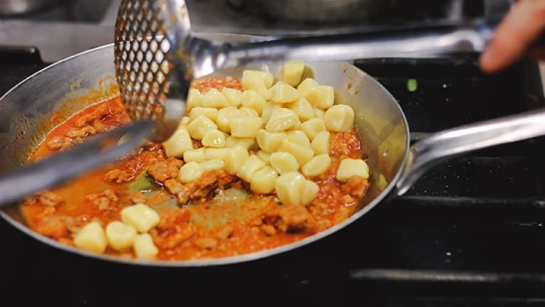 Gnocchi al ragù ricetta tradizionale, come fare gli gnocchi di patate perfetti