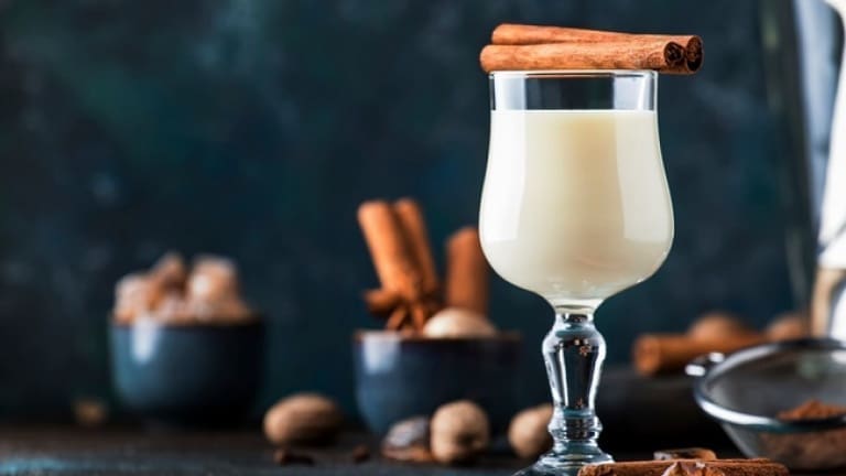 Milk Punch cocktail: the original recipe with milk, rum, brandy and vanilla to make an unforgettable drink