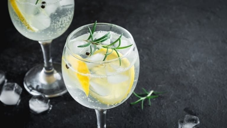 Roku gin cocktail, Gin Tonic con rosmarino e pepe, cocktail da fare con Roku gin