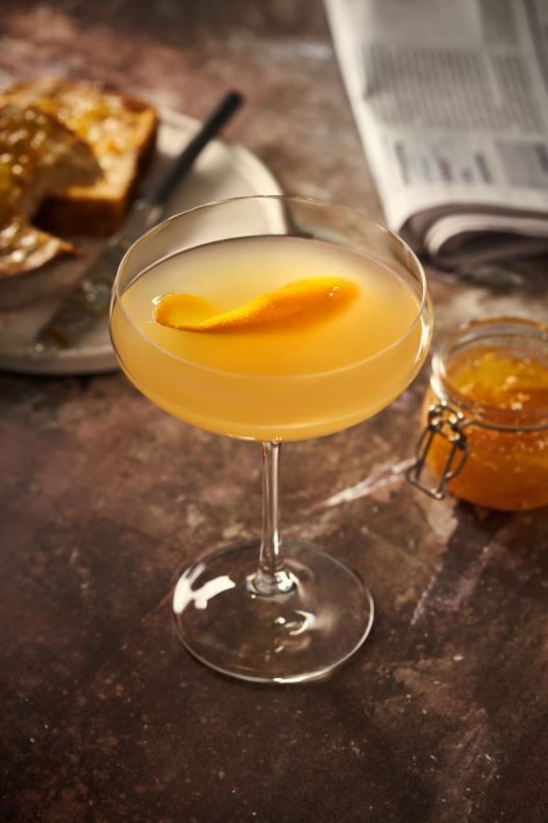 Breakfast Martini cocktail: the original recipe with gin, lemon, triple sec and marmalade