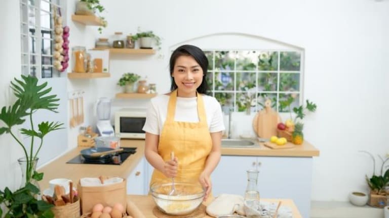 Milf asiatica sexy lavora in cucina per montare zabaione a mano