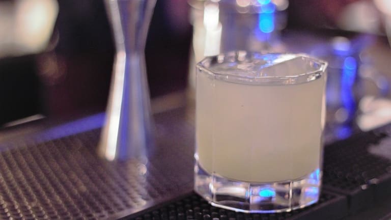 Mastikator: cocktail con Mastika greca, rum e pimento dram