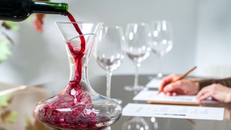 Decanter di cristallo per ossigenare vino rosso, quale vino non va decantato