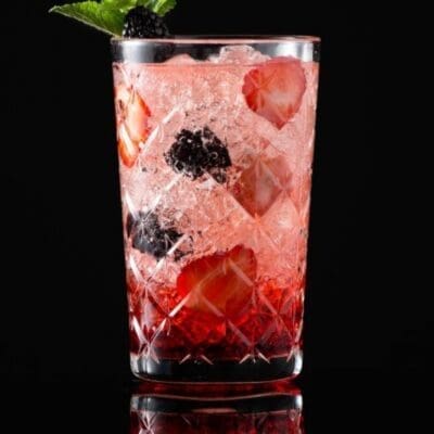 Palinka Bum Bum: un nuovo cocktail da aperitivo con acquavite rumena, ratafia, acqua tonica e noce moscata