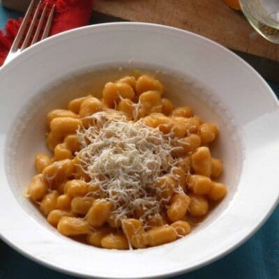 Gnocchetti di zucca con fonduta di Parmigiano e ricotta salata, ricetta stellata facile da fare a casa