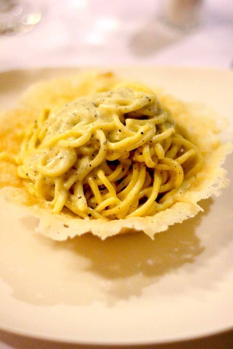 Pasta cacio e pepe in cialda di Parmigiano Reggiano, primo piatto con formaggio