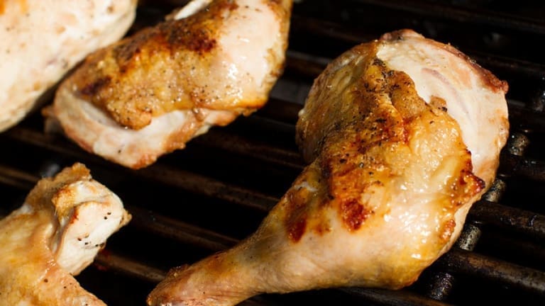 Pollo grigliato per fare insalata di pollo con mais e peperoni.