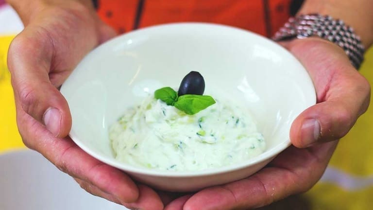 Come fare lo tzatziki, salsa greca con yogurt greco cetrioli aneto olio di oliva