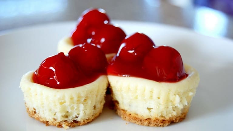 Cherry cheesecake. Read our cheesecake and wine guide pairing!