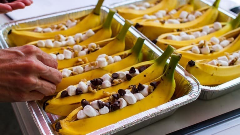 Ricette con marshmallow: come grigliare le banane ripiene di cioccolato e noci