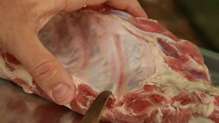 Costine di maiale crude: come rimuovere la membrana con il coltello. Fotoricetta