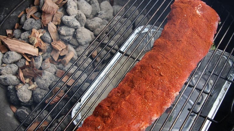 Come cuocere le costine di maiale con il barbecue? Guida all'uso del BBQ.