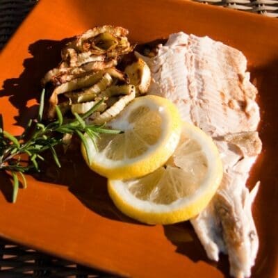 Trota alla griglia con limone e rosmarino: come cuocere il pesce alla brace!