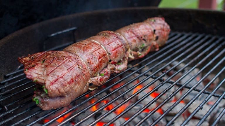 Cottura del rotolo di carne ripieno al barbecue o al forno. Tempo di cottura.