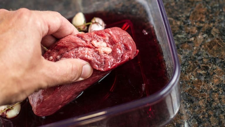 Marinatura per la carne con il vino rosso: la ricetta perfetta per il barbecue
