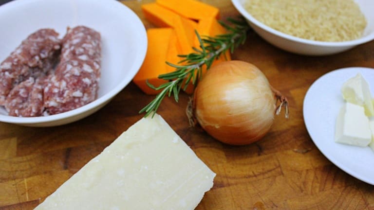Ingredienti per il risotto di zucca e salsiccia: rosmarino, Parmigiano, cipolla