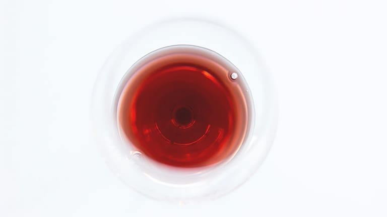 Glass of Nebbiolo, guide to Nebbiolo, wine, grape variety, history, characteristics