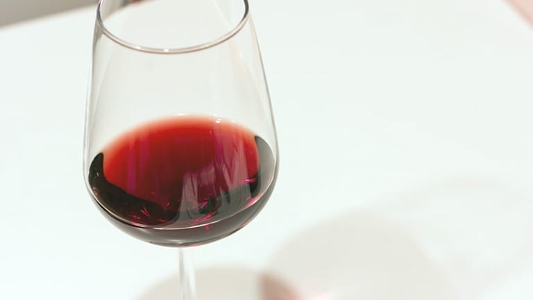 Calice di Pinot Nero, colore profumi e sapori del Pinot Noir, vino francese