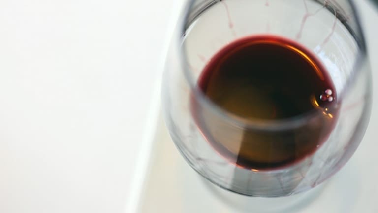 Glass of Primitivo di Manduria tasting and guide of the best red wines of Puglia