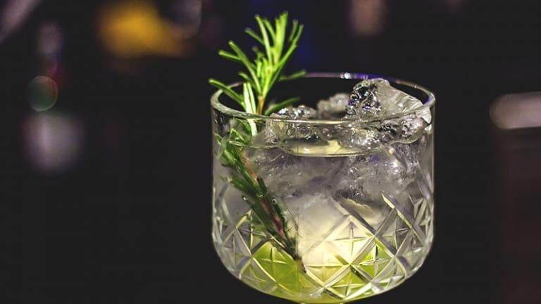 Gin Tonic: la ricetta perfetta con ingredienti, dosi e la storia del cocktail