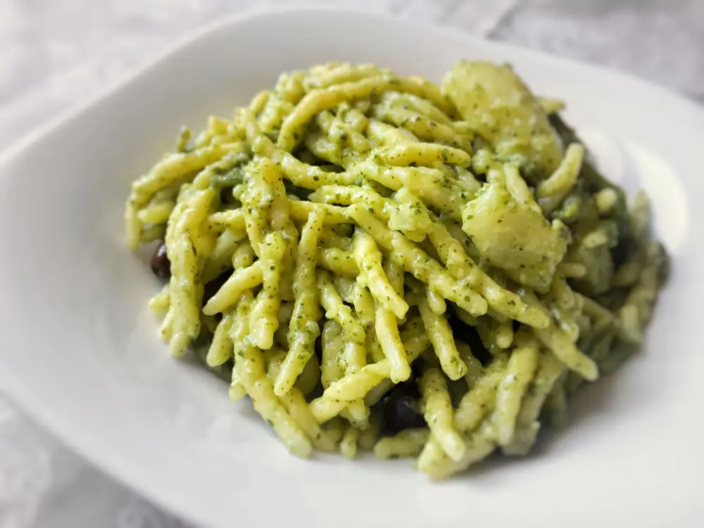 Basil pesto pasta: how to make the authentic italian recipe