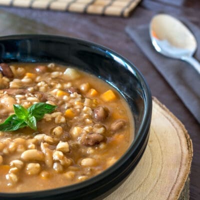 Spelled and bean soup: a great autumn recipe that warms the heart