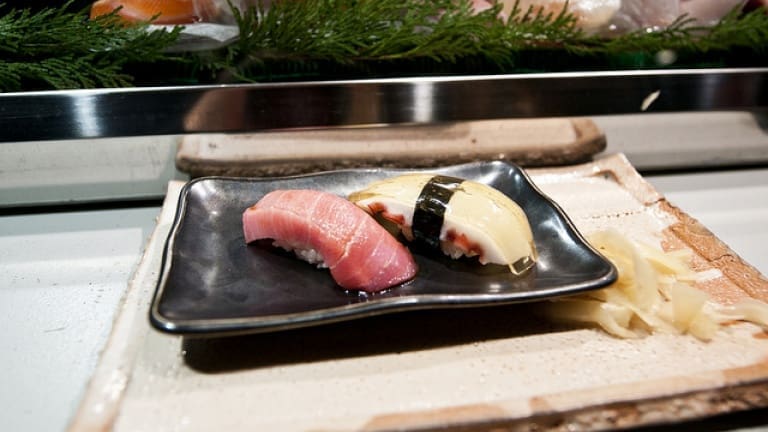 Sushi di tonno, pesce crudo, crudità di pesce. Carpaccio di pesce, alghe verdi