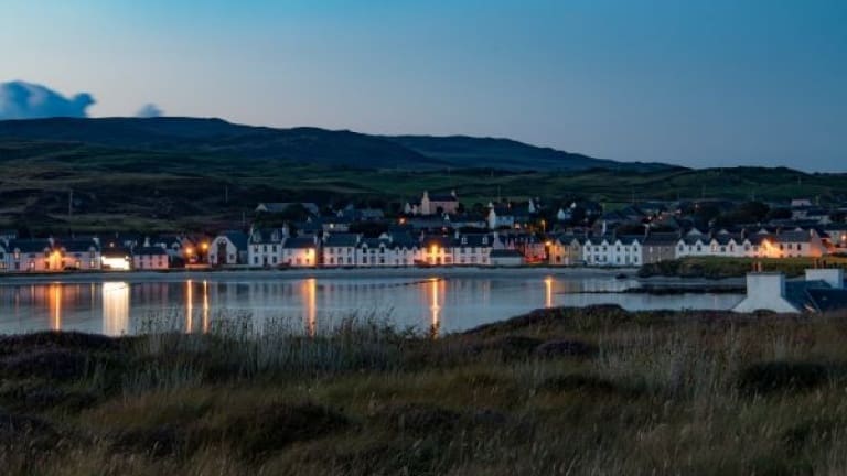 Port Ellen, Islay, zona di produzione dei migliori whisky torbati scozzesi