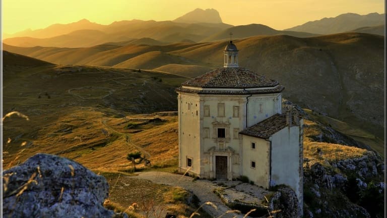 Rocca Calascio al tramonto, Abruzzo. Guida ai vini d'Abruzzo. Montepulciano.