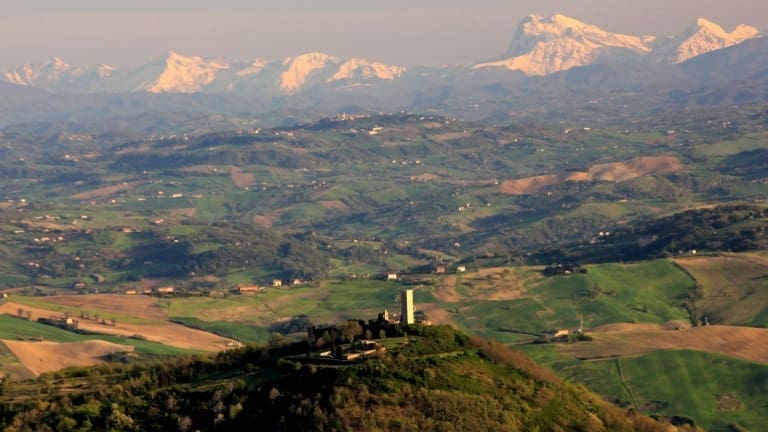 Vista del Gran Sasso. Vigneti, vitigni e cantine d'Abruzzo. Montepulciano.