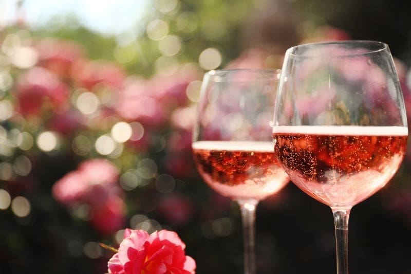 Dieci Vini rosati da bere per il Cenone della Vigilia di Natale o per Capodanno 2023, lista dei migliori rosati per fare brindisi