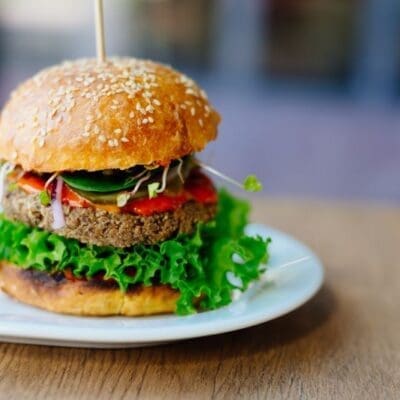 Hamburger vegani di fagioli: la ricetta perfetta per fare burger senza uova né carne