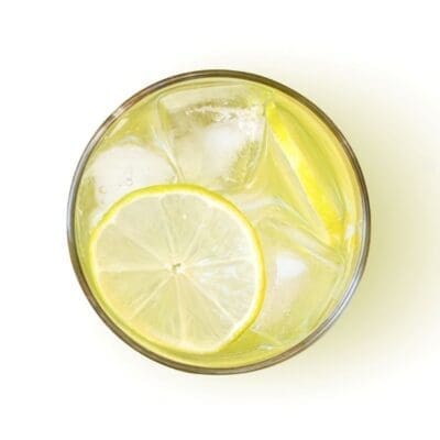 Fitzgerald cocktail con gin, succo di limone, angostura e zucchero