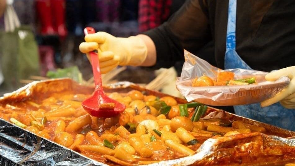 Tteokbokki, cucina coreana, piatti tipici da street food di Seoul